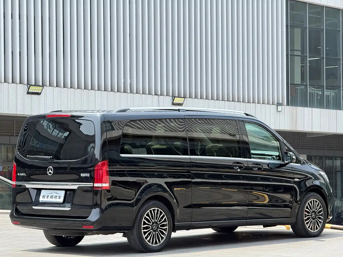 Mercedes-Benz V-Class 2017 Model V 260 L Premium Extended Edition фото 16