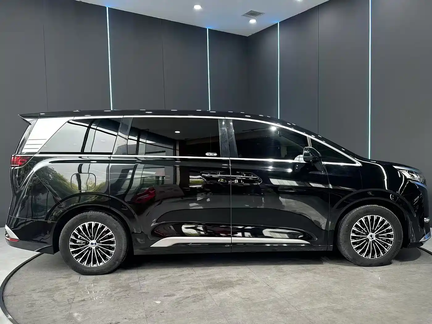 Denza D9 2022 DM-i 970 AWD Flagship фото 5