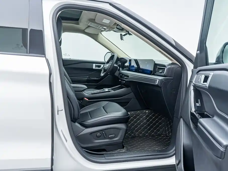 Photo 18 - Ford Explorer