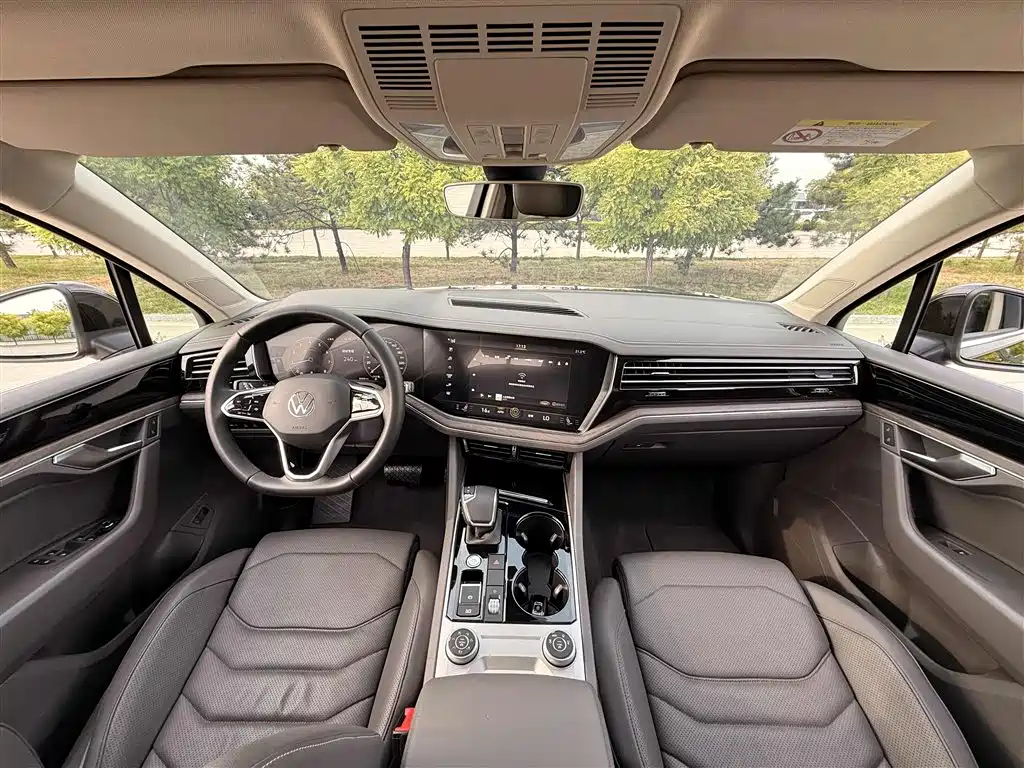 VOLKSWAGEN TOUAREG