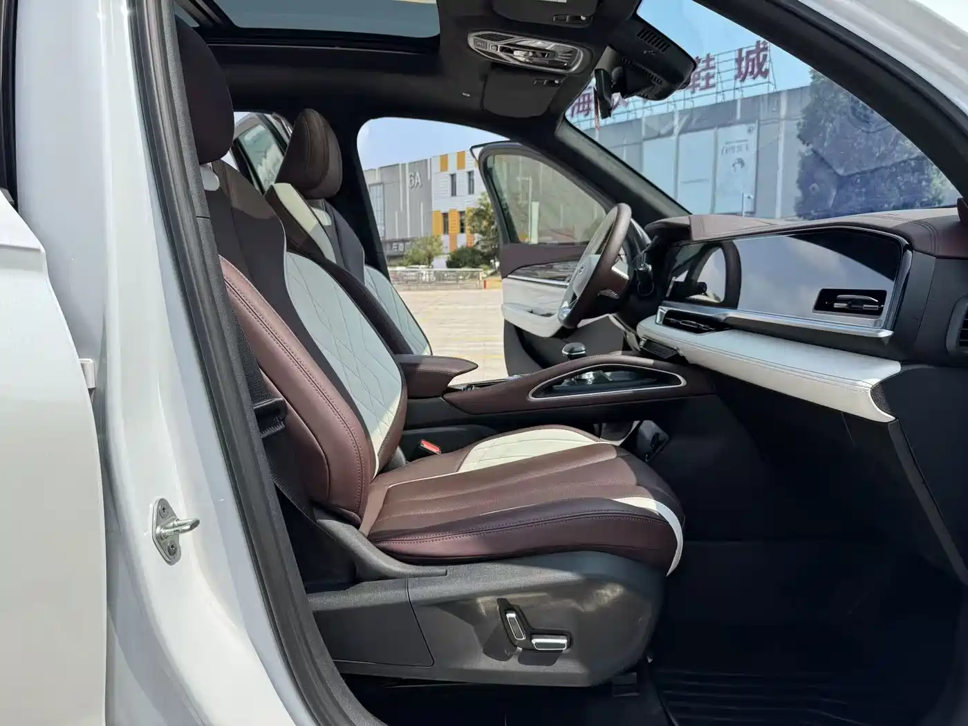Фото 30 - Geely Monjaro