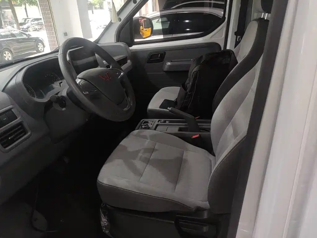 Wuling Motors Wuling Yangguang 2026 2025 310KM Sealed Window CATL Custom Edition