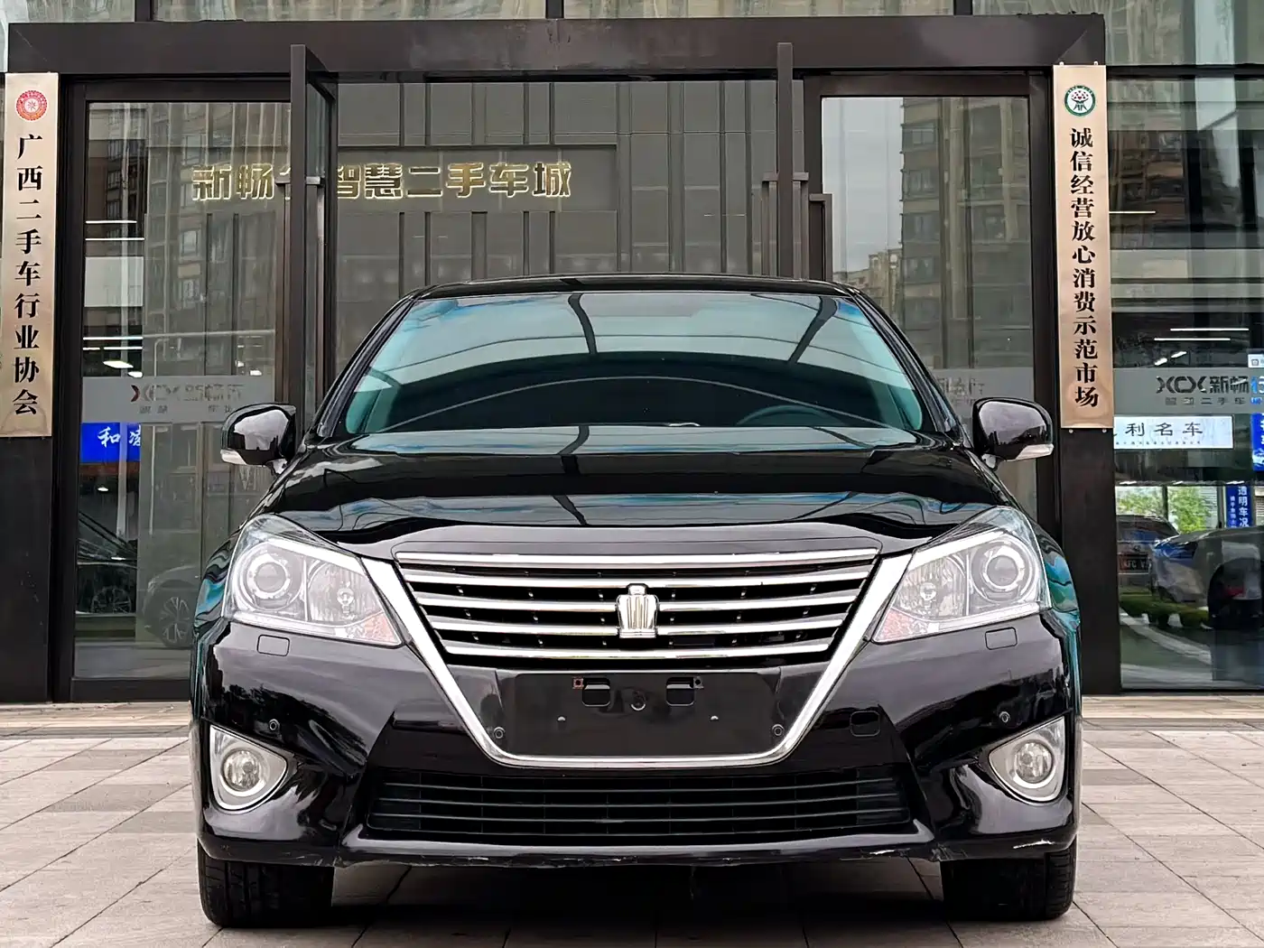 Toyota Crown 2012 2.5L Royal Leather Edition фото 2