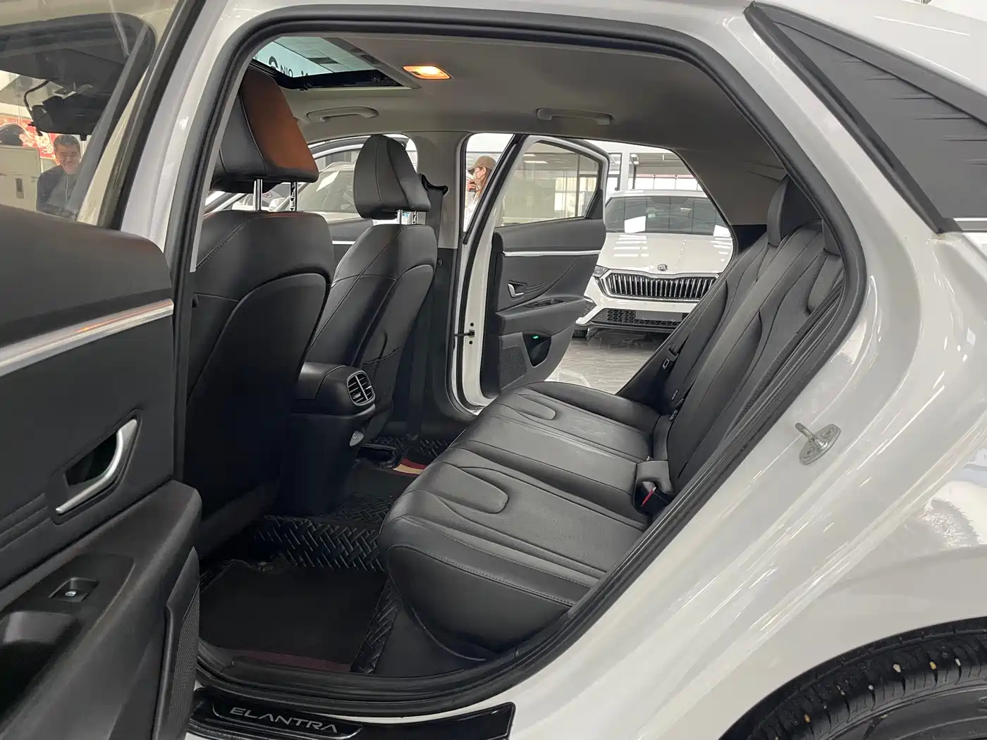 Hyundai Elantra 2022 1.5L CVT LUX Premium Edition фото 6