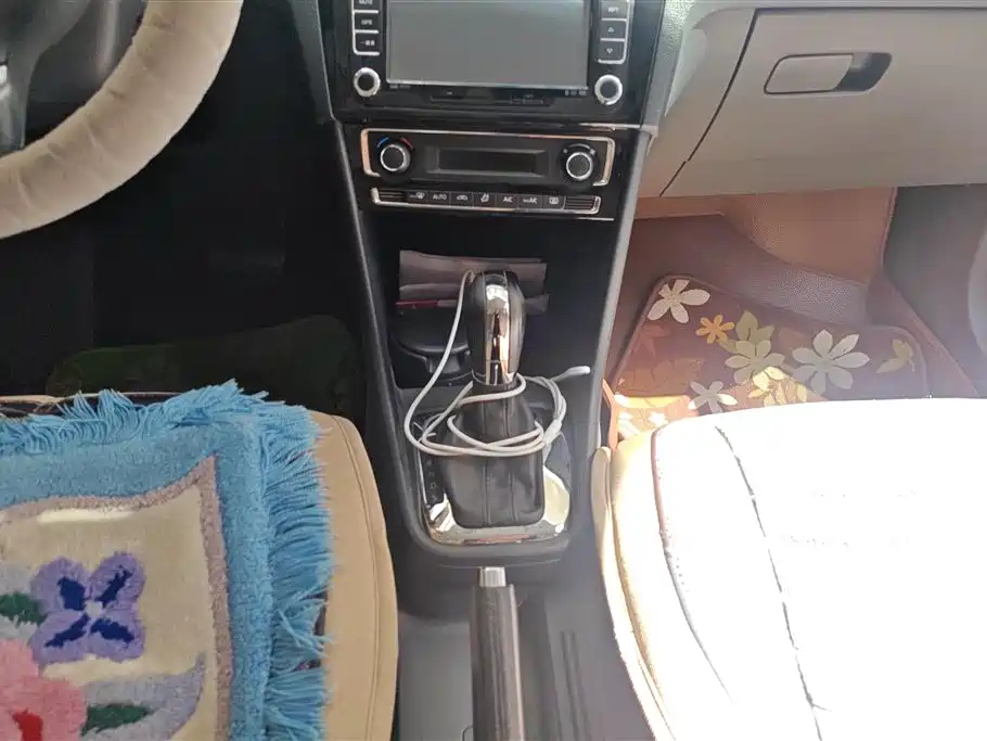 Volkswagen Santana 2013 Model 1.6L Automatic Luxury Edition фото 16