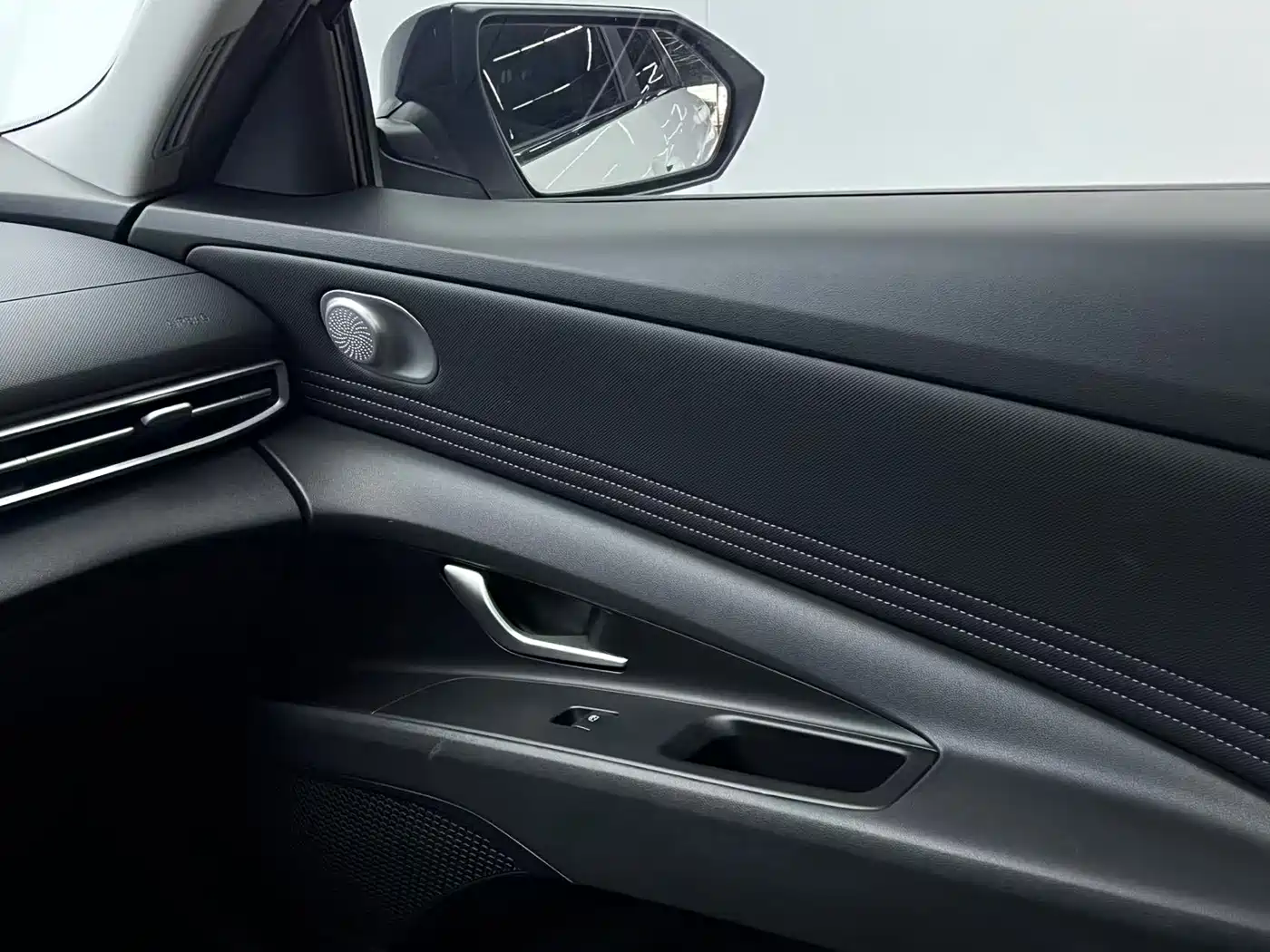 Hyundai Elantra 2021 1.5L CVT LUX Premium Edition фото 9