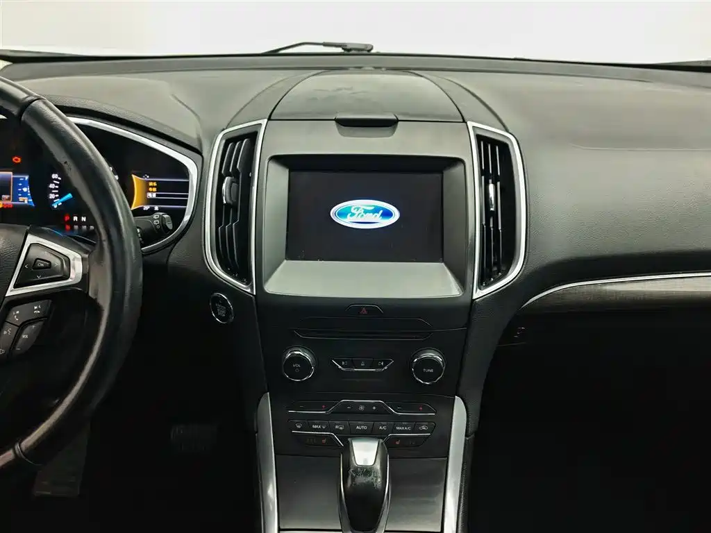 Фото 12 - Ford Edge