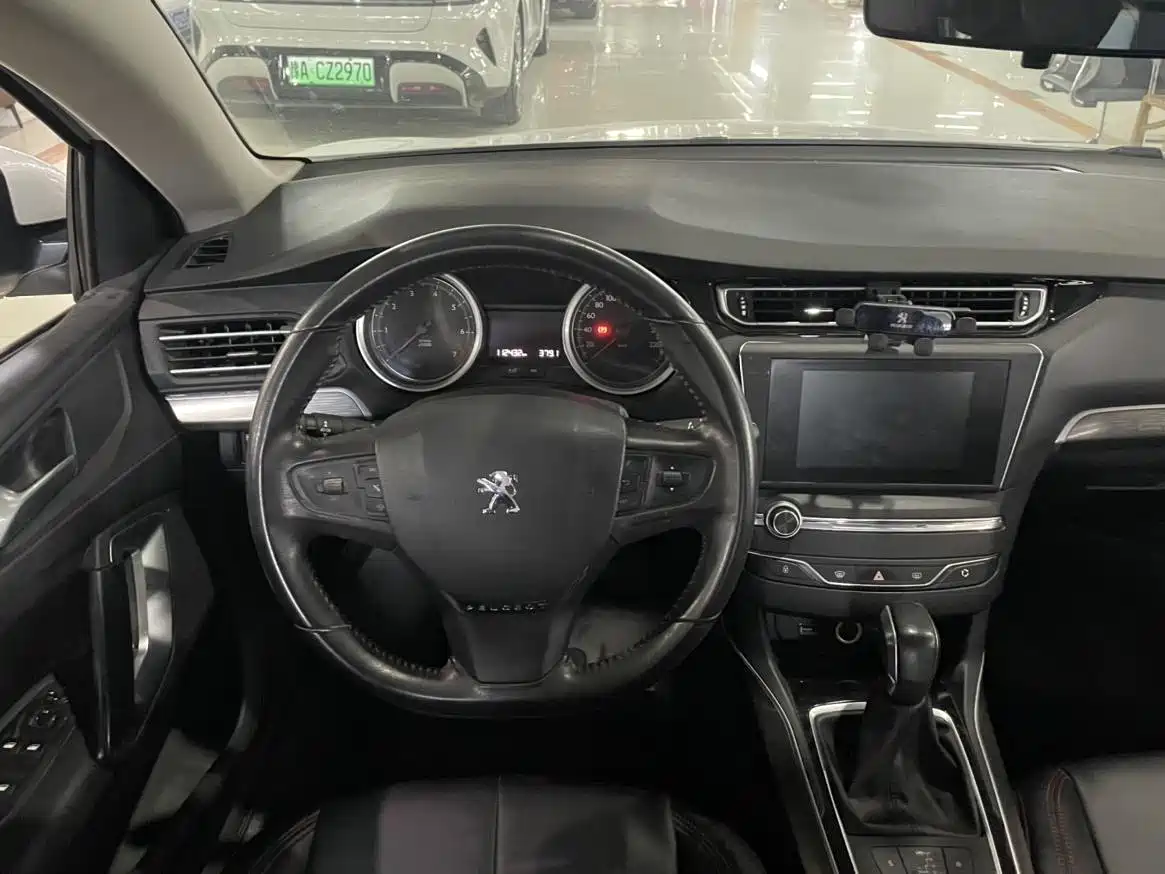 Peugeot 408 2015 Model 1.2T Automatic Luxury Edition фото 8