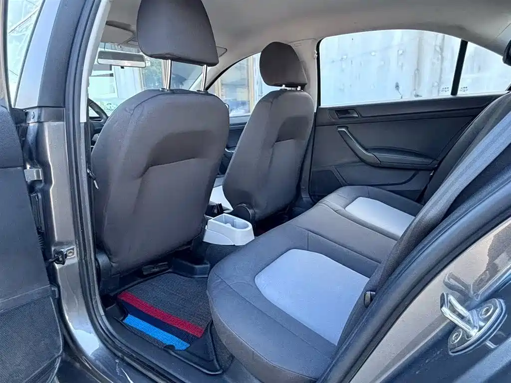 Škoda Rapid 2015 1.6L Manual Joy Selection фото 5