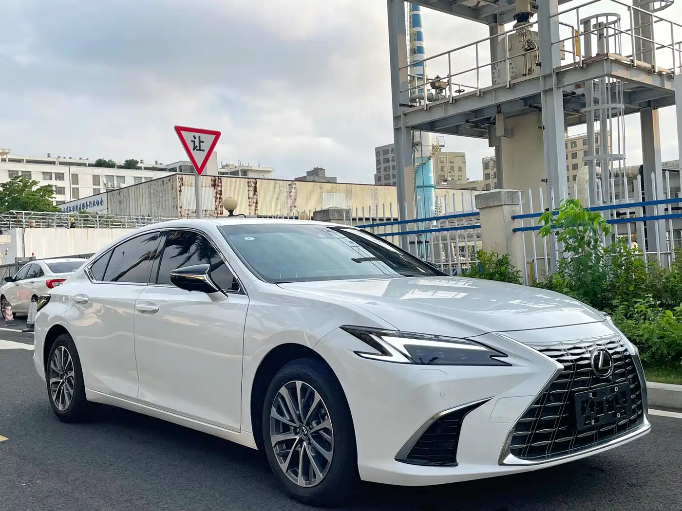 Lexus ES 2025 200 Ultimate Edition фото 3