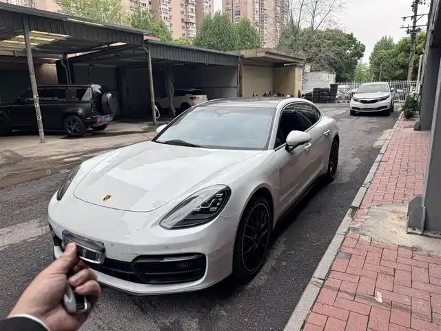 PORSCHE PANAMERA