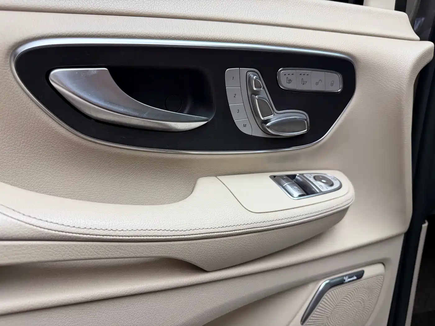 Mercedes-Benz V-Class 2017 Model V 260 Premium Edition фото 18
