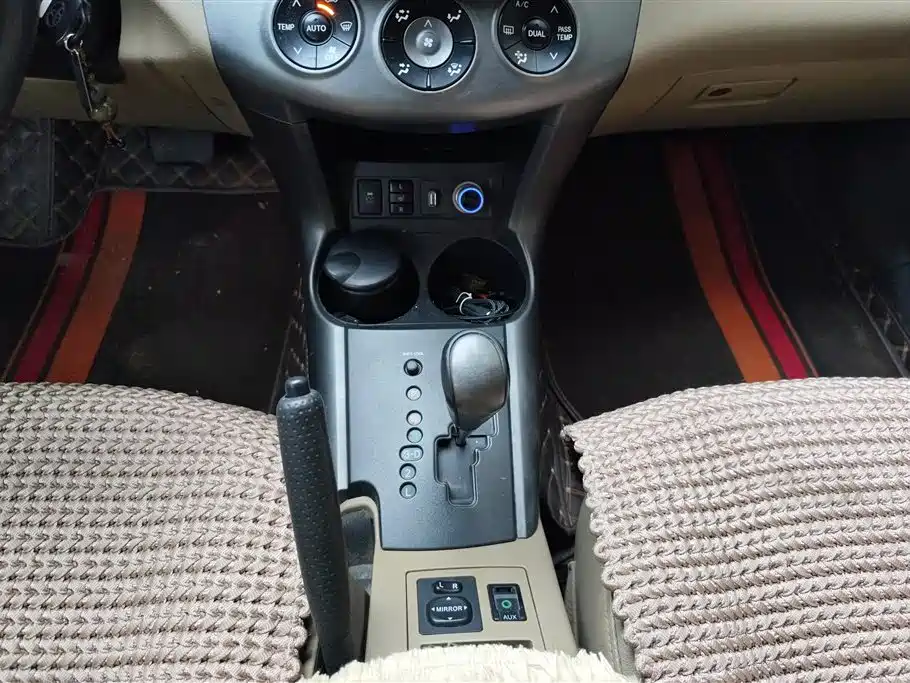Toyota RAV4 Rongfang 2011 2.0L Automatic Luxury Edition фото 16