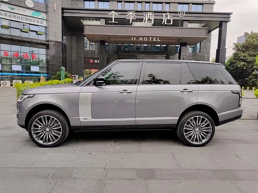 Land Rover Range Rover 2021 3.0 L6 Heritage Extended Classic Edition фото 3