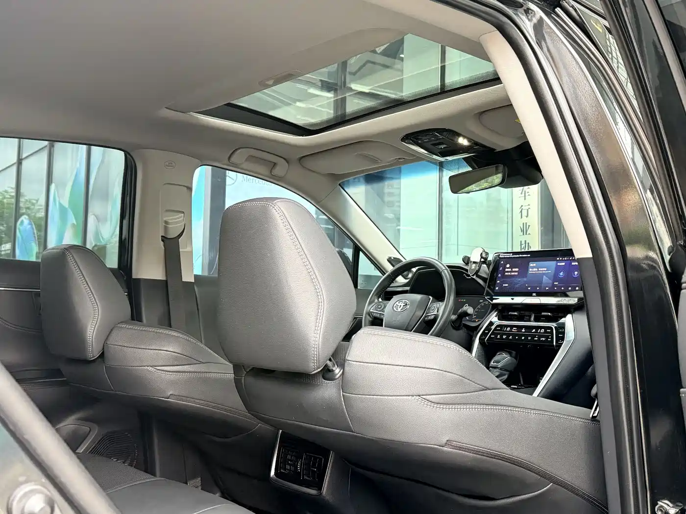 Toyota Venza 2023 2.0L CVT FWD Premium фото 18