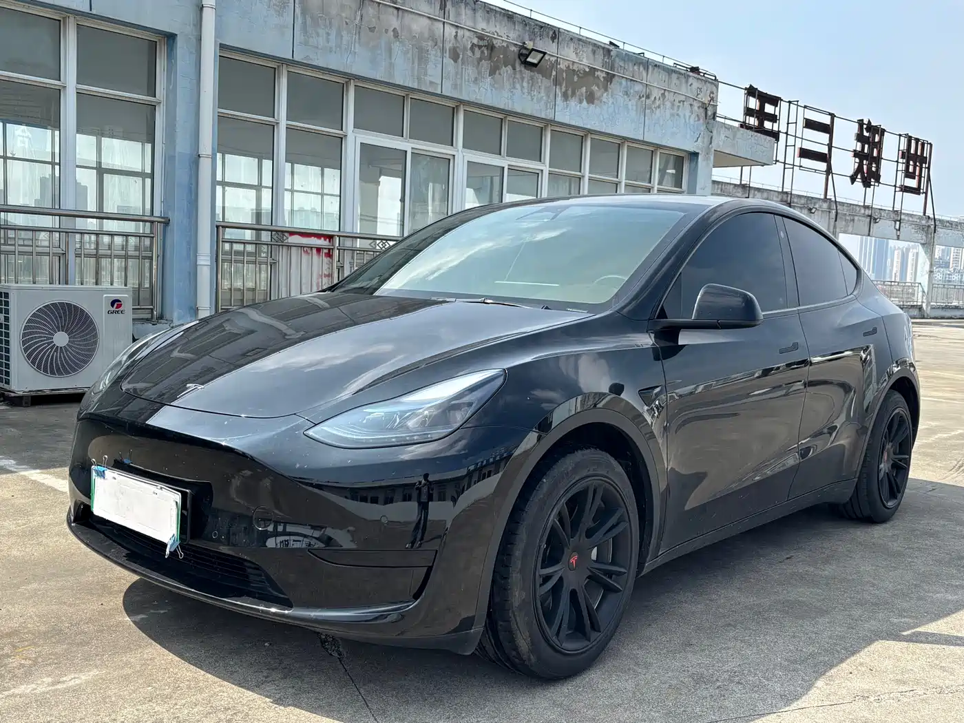 TESLA MODEL Y