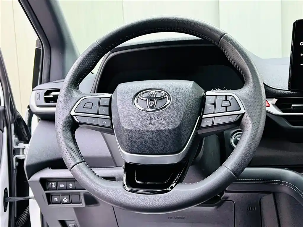 Toyota Sienna 2024 2.5L Hybrid 4WD Premium Edition фото 10