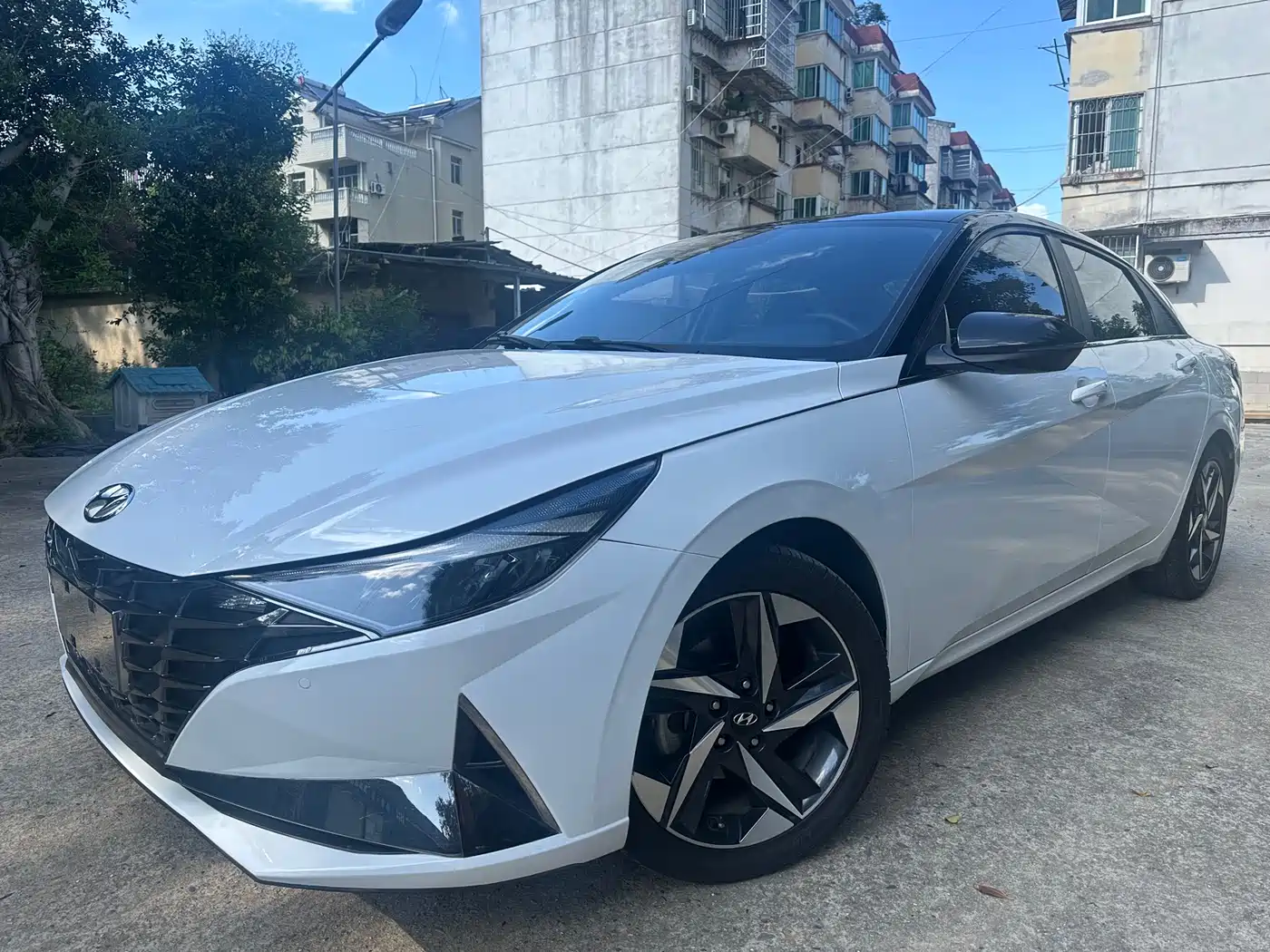 Hyundai Elantra 2022 1.5L CVT LUX Premium Edition