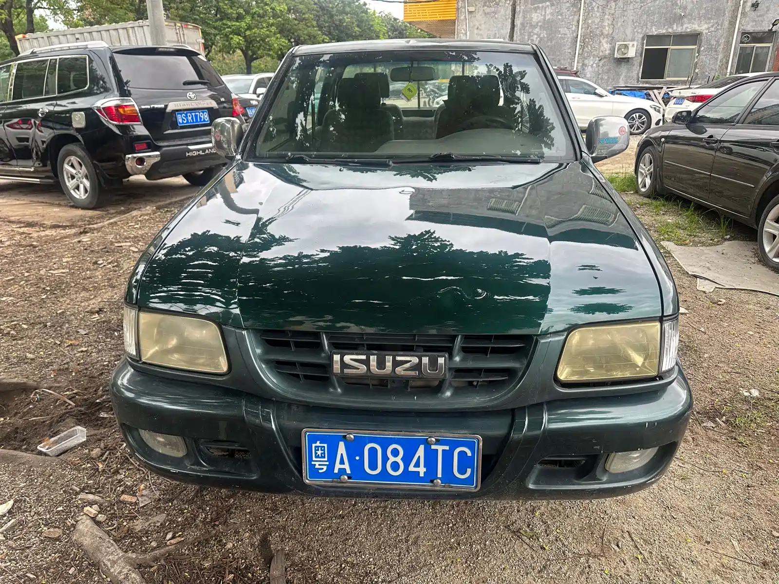 Photo 4 - Isuzu Pickup