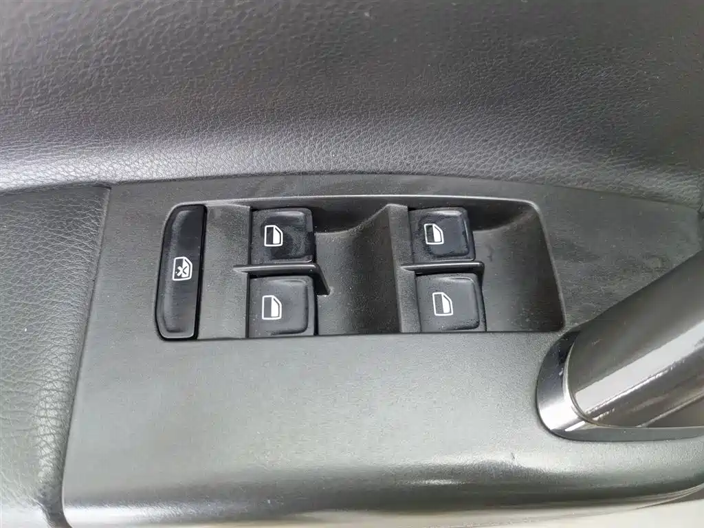 Volkswagen Lavida Tour 2013 1.6L Manual Comfort фото 9