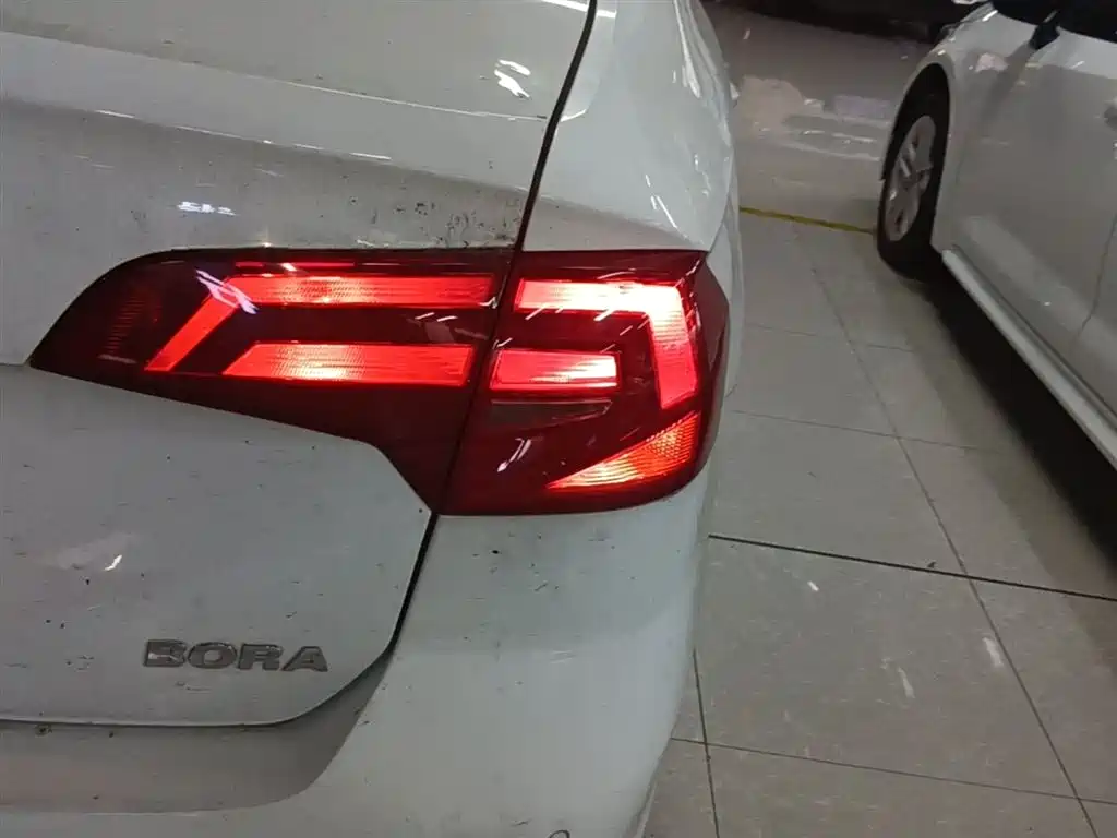 VOLKSWAGEN BORA