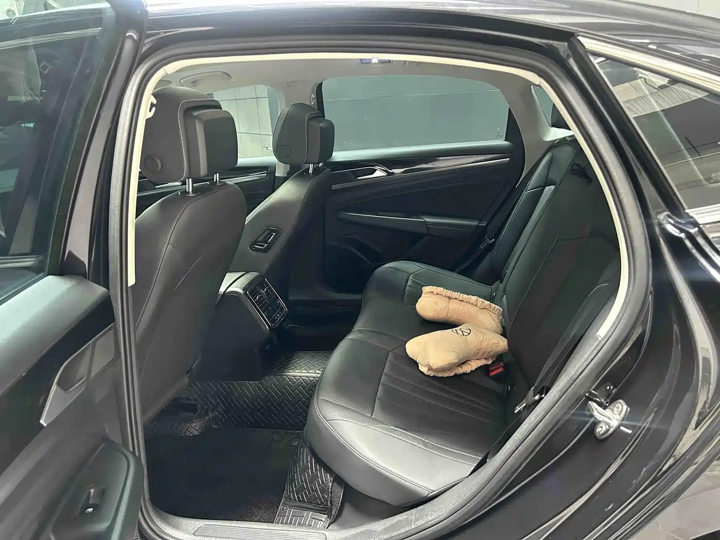 Volkswagen Passat 2025 Outstanding 380TSI Dragon Soaring Edition фото 7