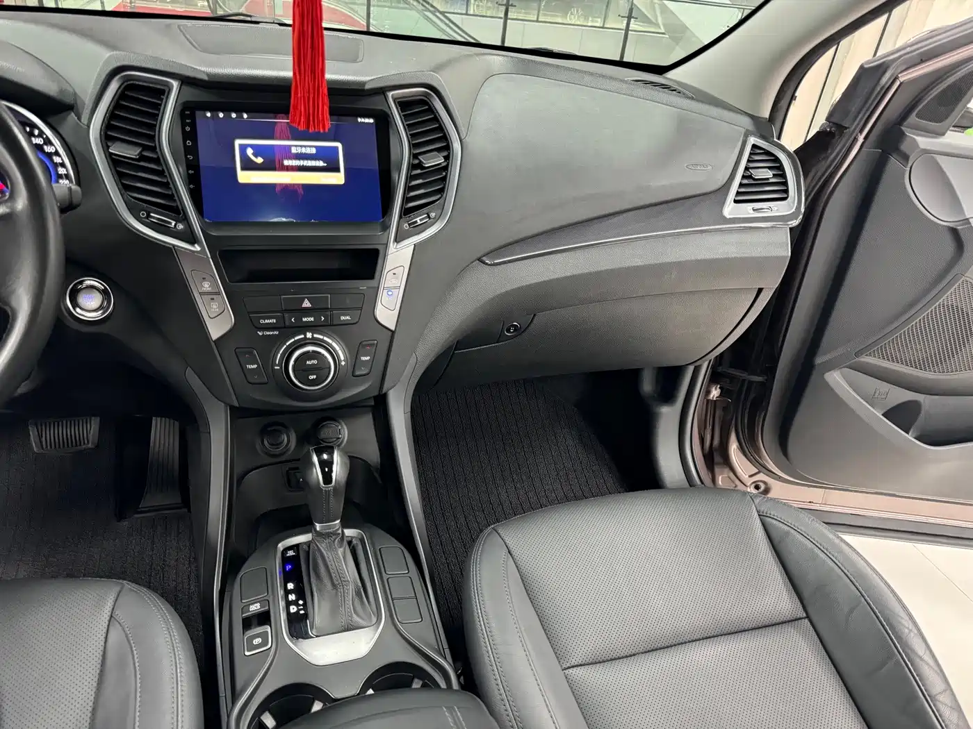 Photo 13 - Hyundai Santa Fe