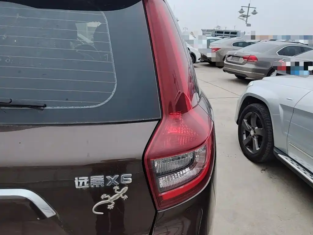 Фото 8 - Geely Emgrand X6