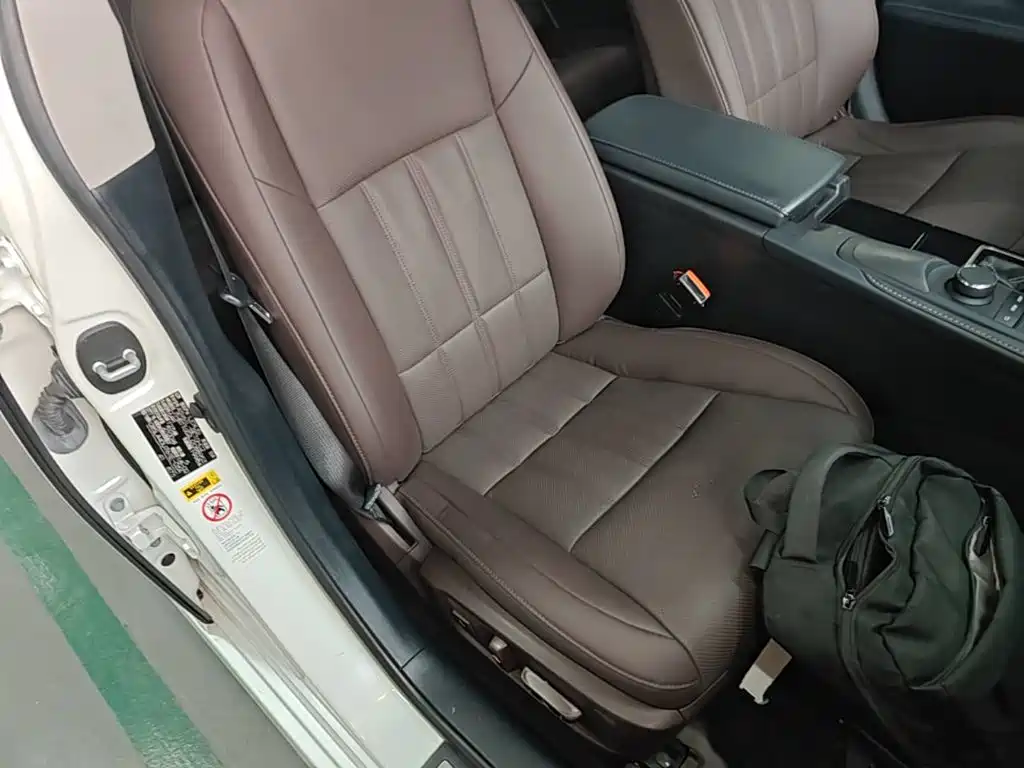Фото 25 - Lexus ES