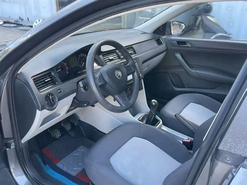 Škoda Rapid 2015 1.6L Manual Joy Selection фото 3