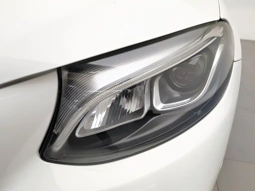 Photo 7 - Mercedes-Benz GLC