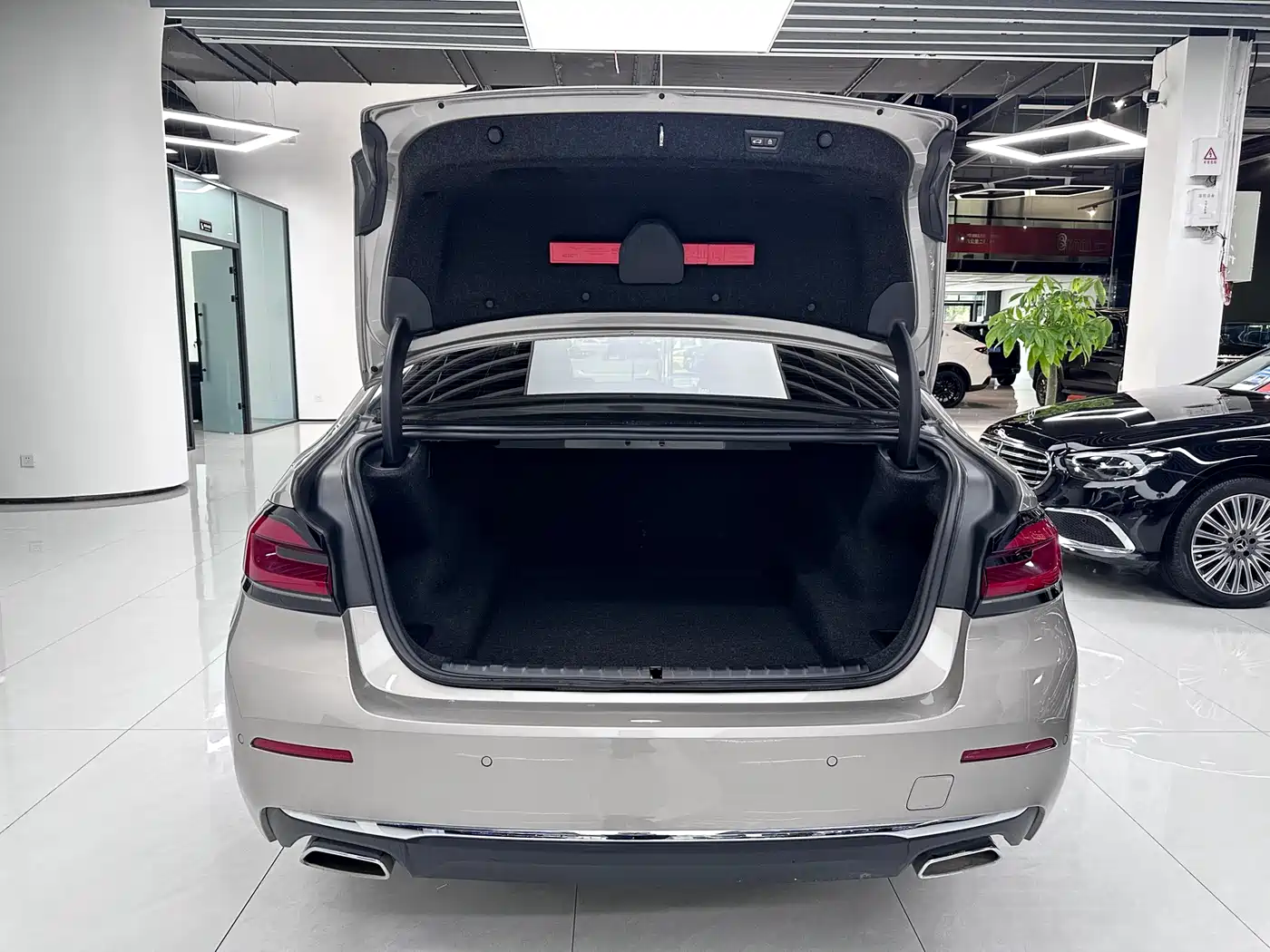BMW 5 Series 2023 530Li Premium Luxury Package фото 17