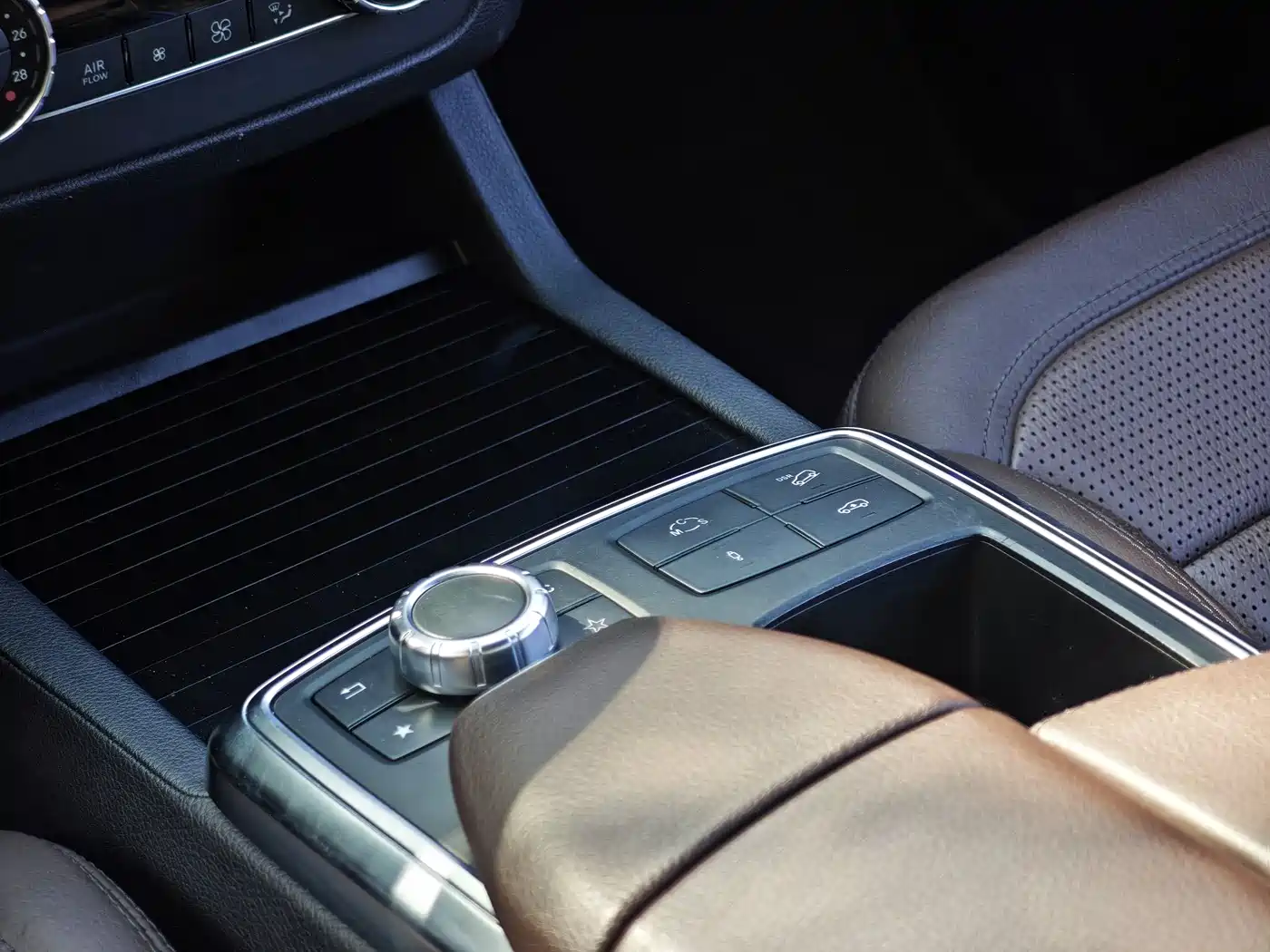 Mercedes-Benz M-Class AMG 2012 AMG ML 63 фото 19