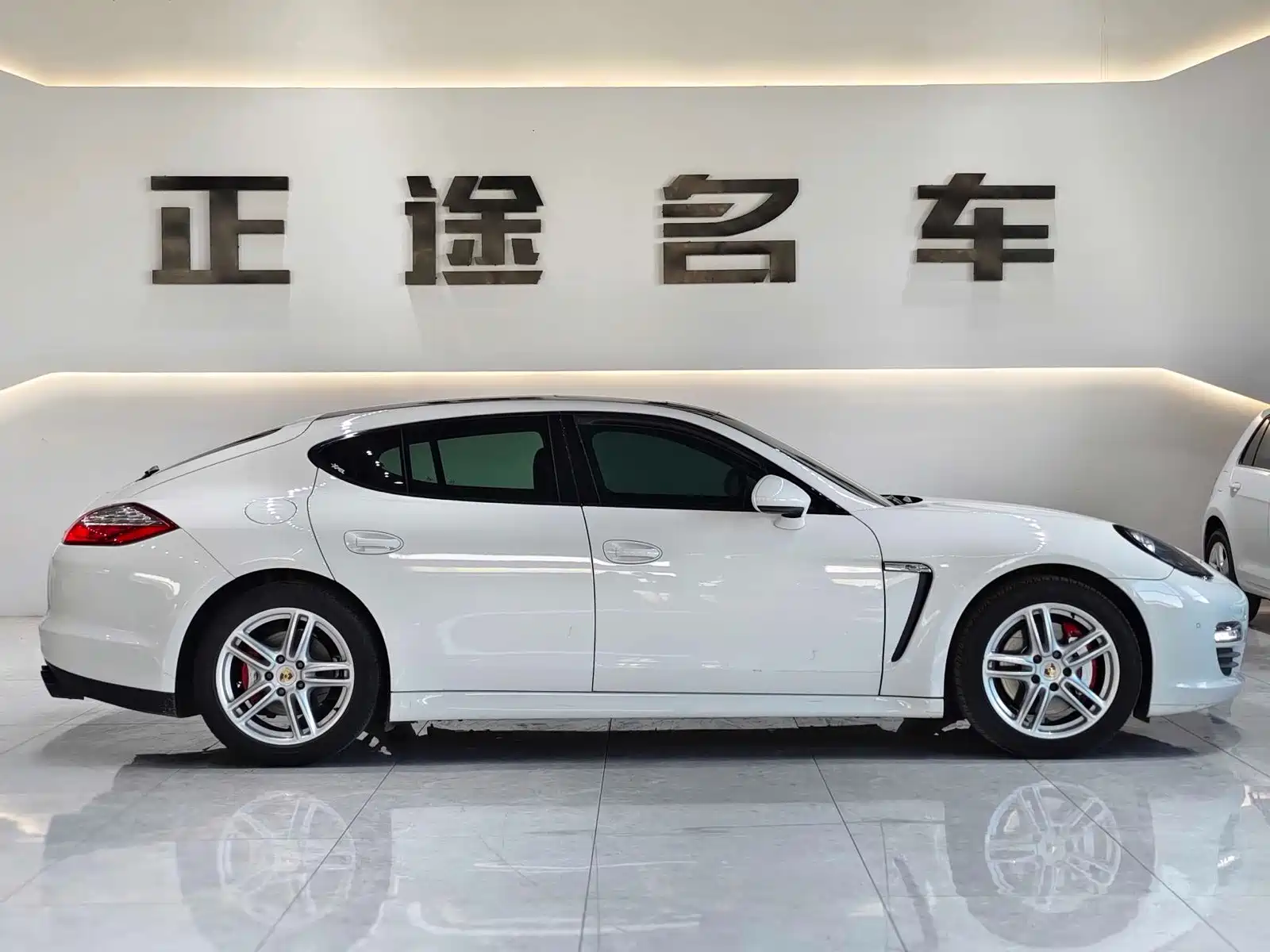 Photo 4 - Porsche Panamera