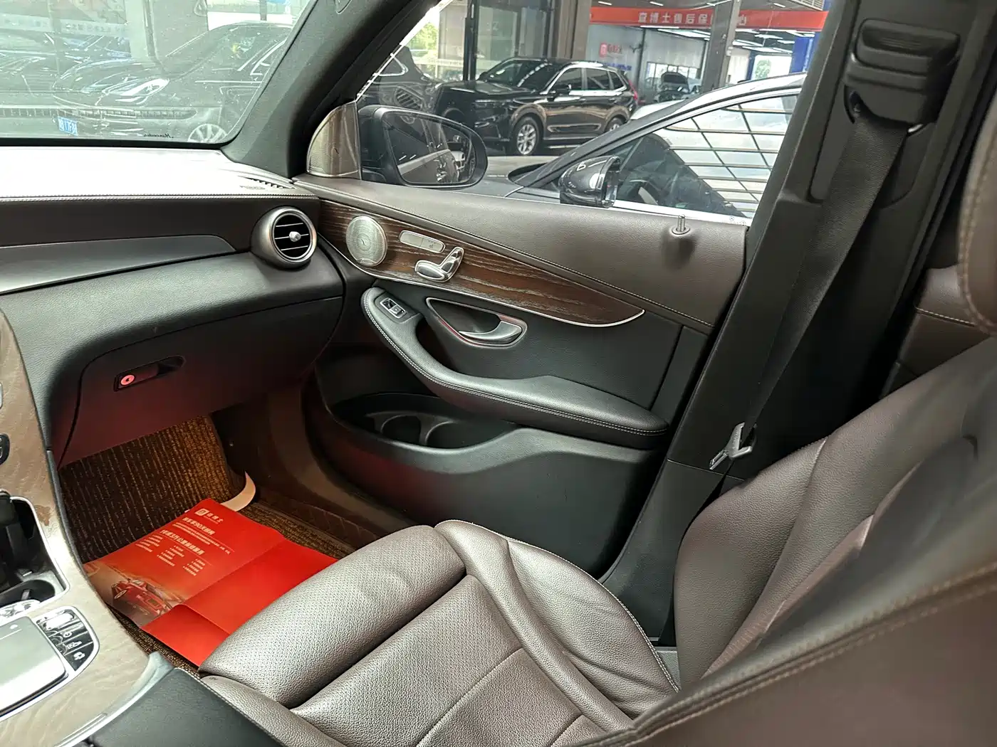 Photo 10 - Mercedes-Benz GLC