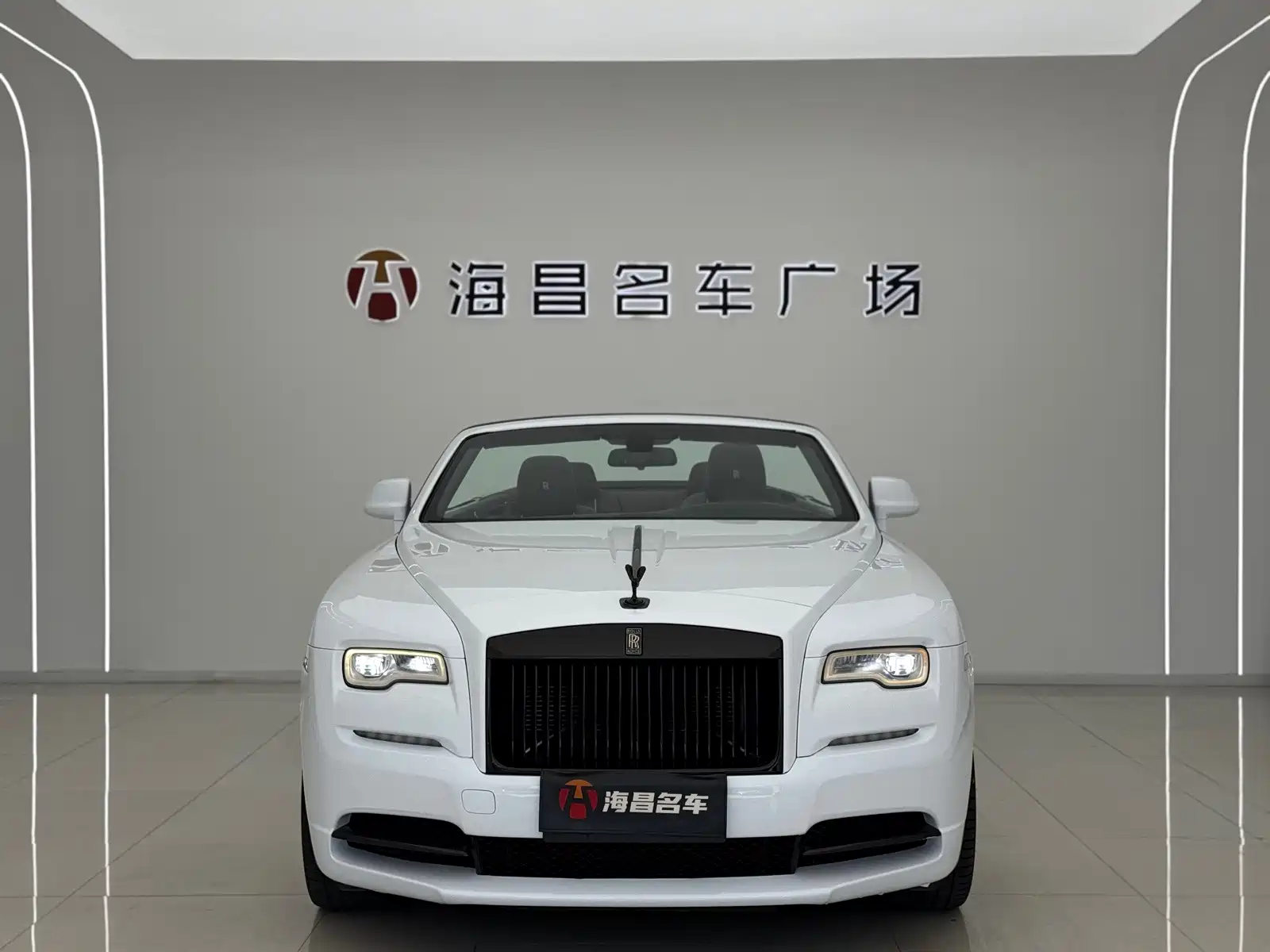 Photo 2 - Rolls-Royce Dawn