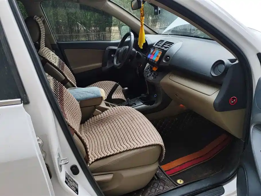 Toyota RAV4 Rongfang 2011 2.0L Automatic Luxury Edition фото 8