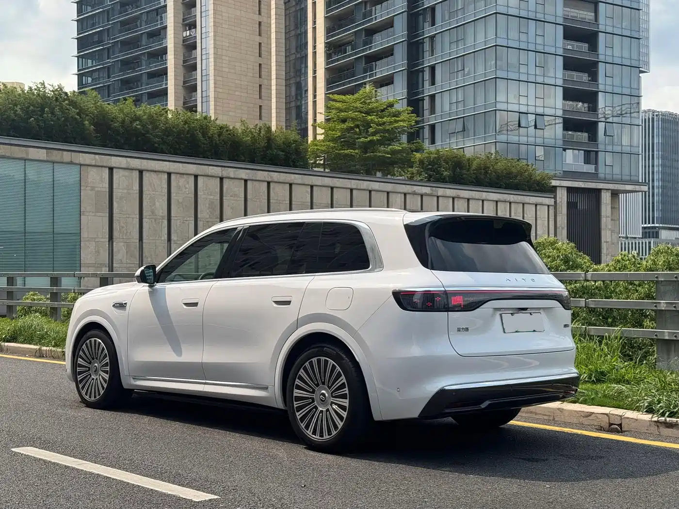 AITO Wenjie AITO M8 2025 Extended Range Ultra 53.4kWh 6-Seater фото 4