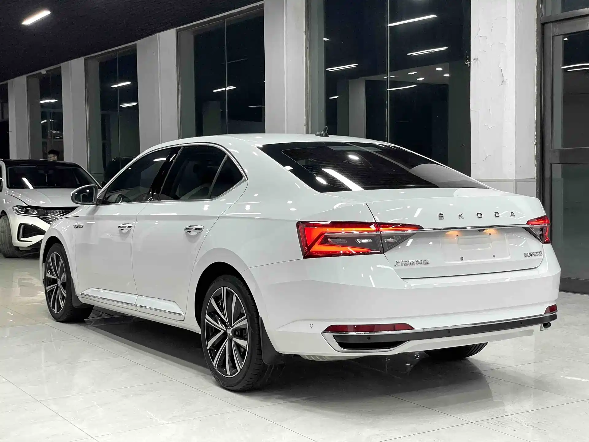 Фото 4 - Škoda Superb