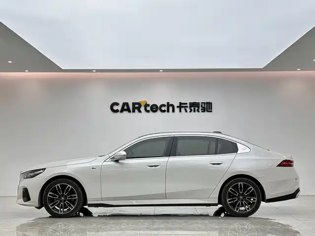 BMW 5 Series 2024 525Li M Sport Package — фото 2