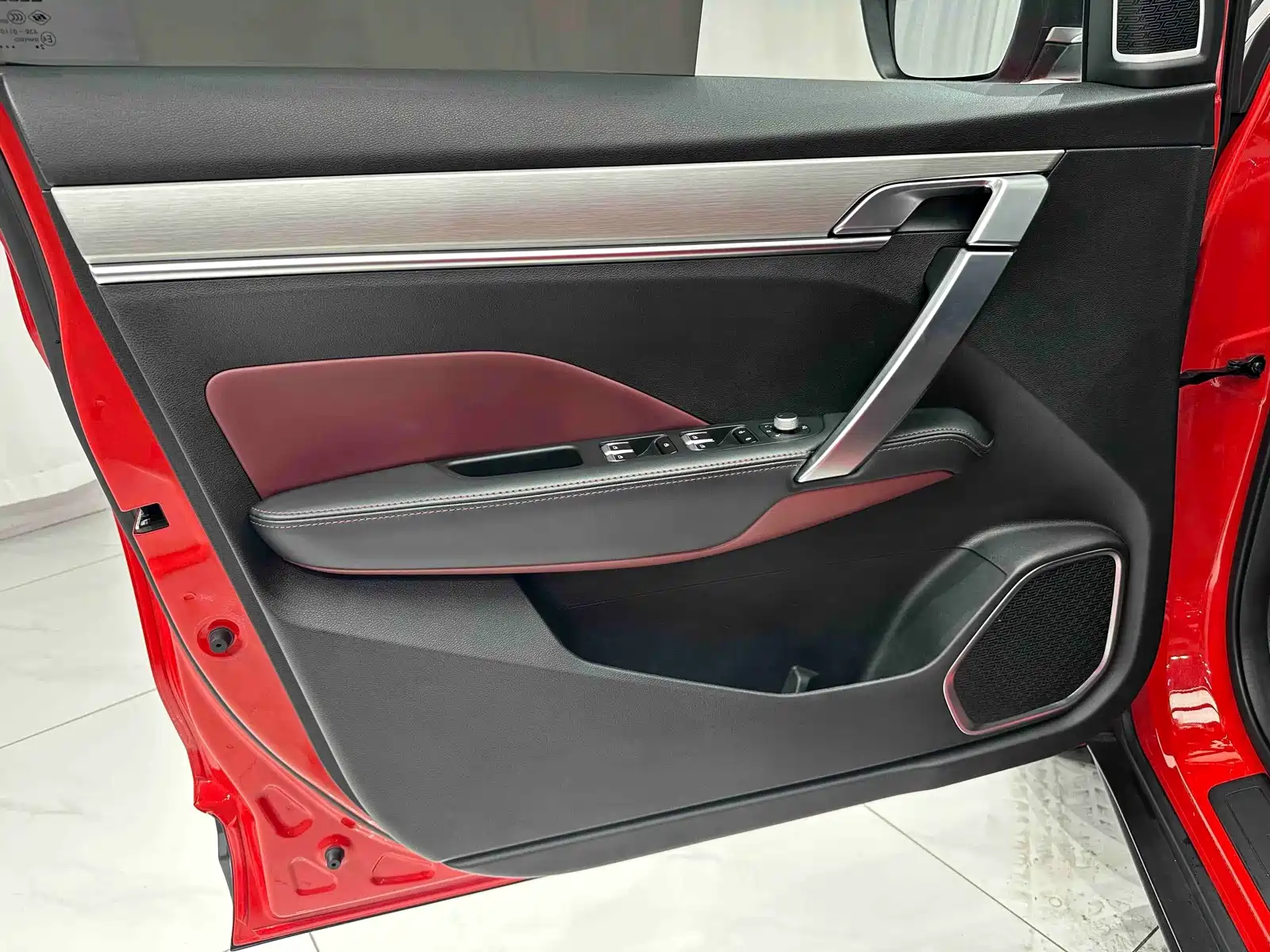 Фото 8 - Geely Coolray