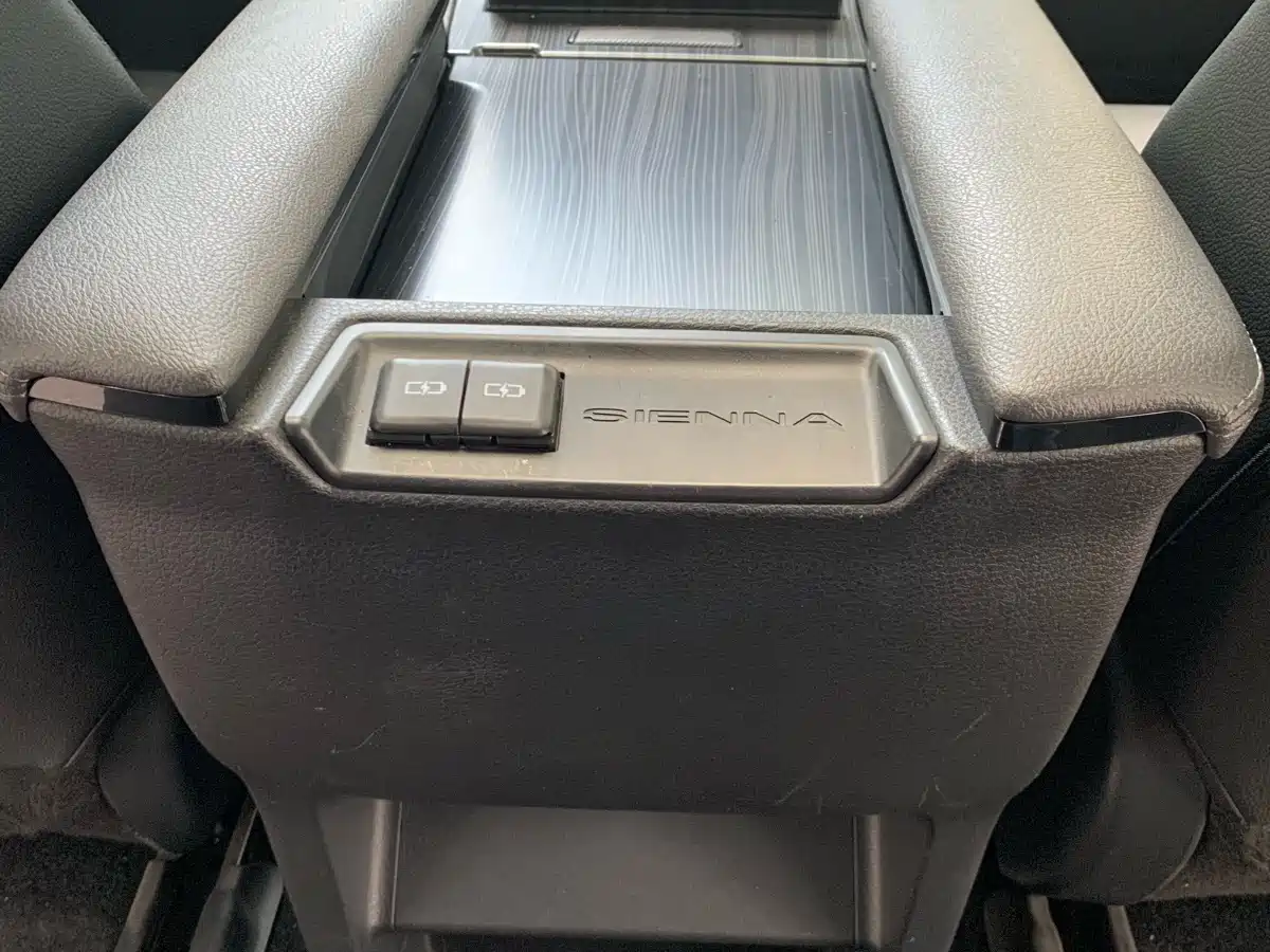 Toyota Sienna 2023 2.5L Hybrid Premium Edition фото 28
