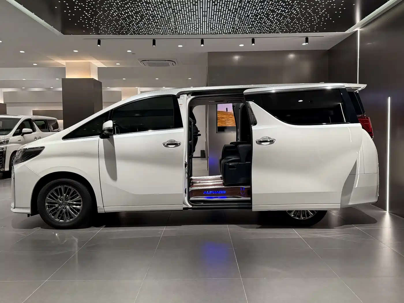Toyota Vellfire 2021 Crown Hybrid 2.5L HV Luxury Edition фото 8