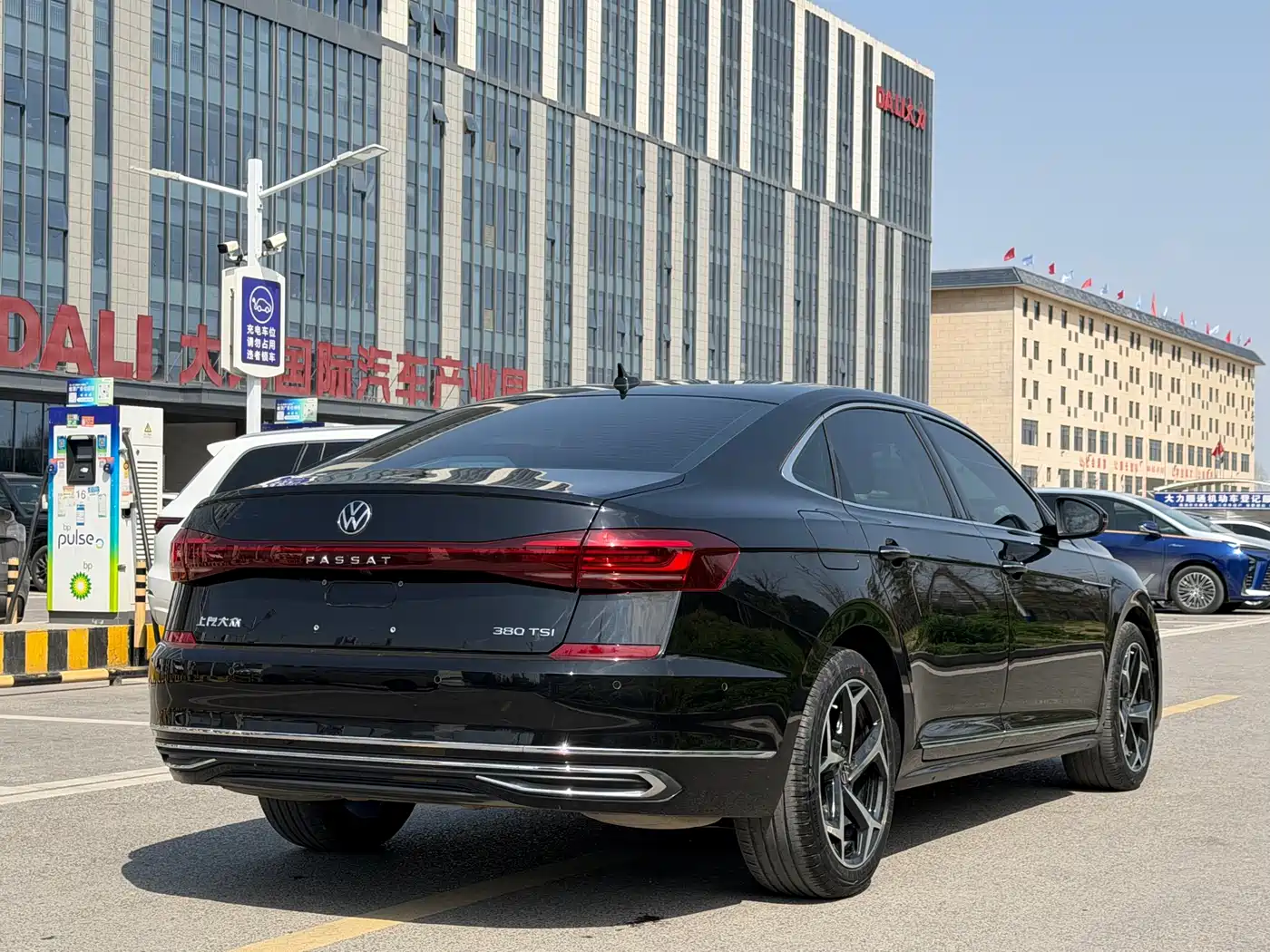 Volkswagen Passat 2024 380TSI Starlight Luxury Edition фото 4
