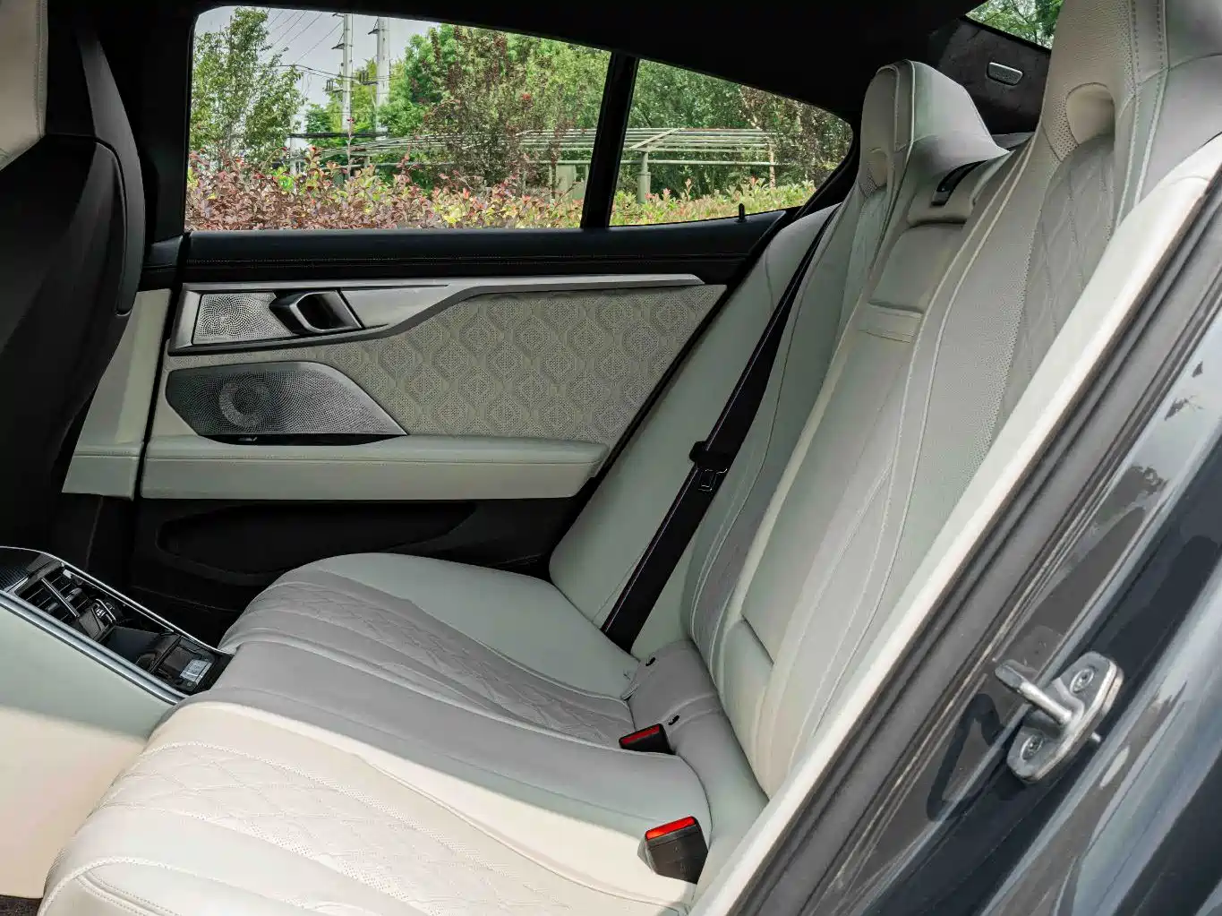 Photo 20 - BMW M8