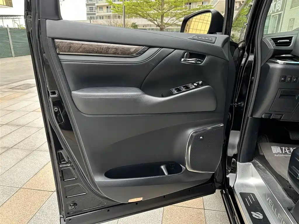 Toyota Vellfire 2020 Twin Engine 2.5L HV Premium Edition фото 25