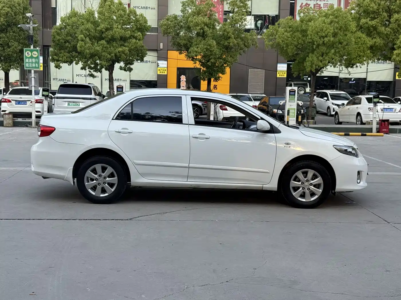 Toyota Corolla 2013 Special Edition 1.6L Auto Ultimate Cool GL фото 2