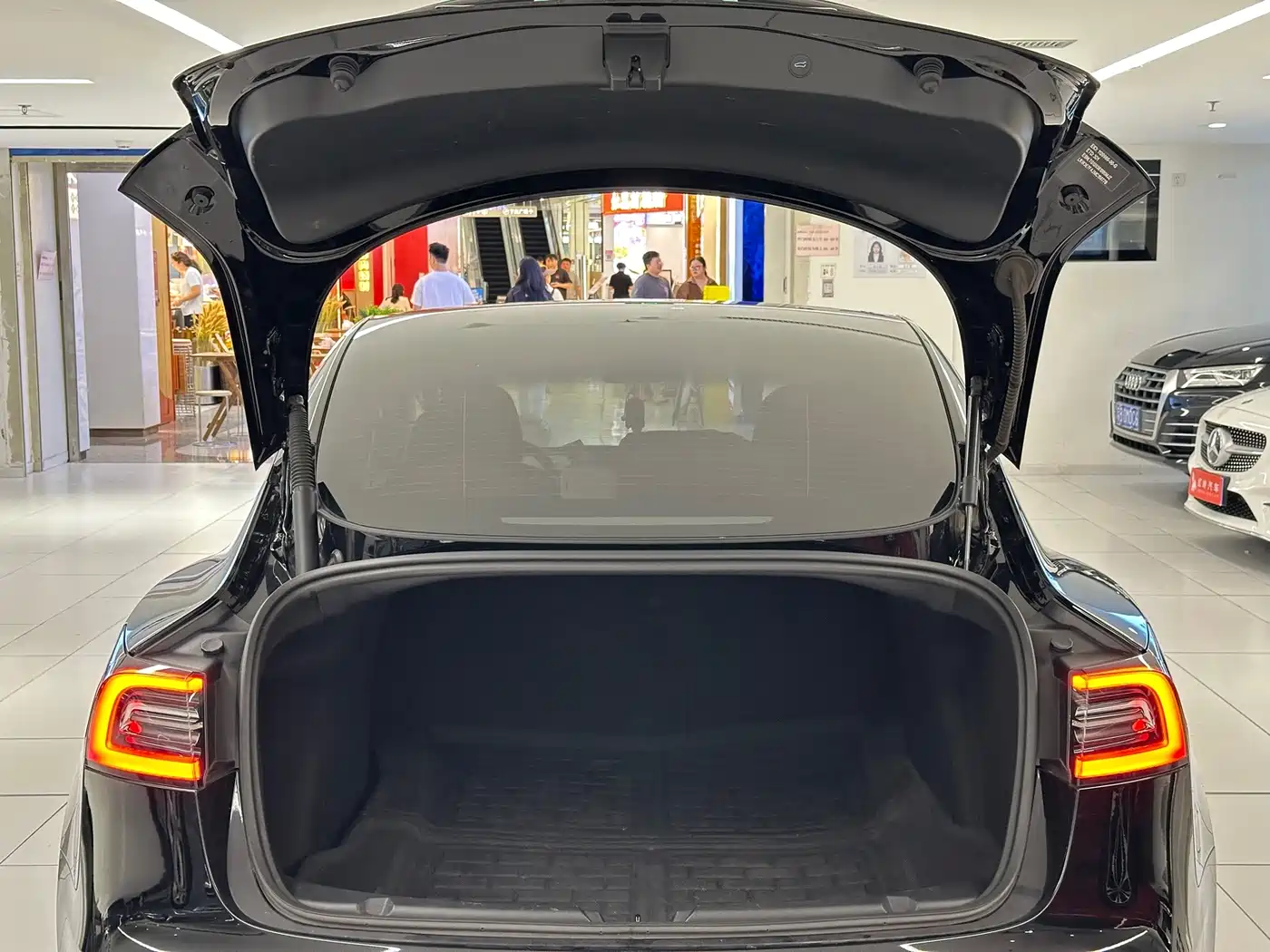 Фото 8 - Tesla Model 3