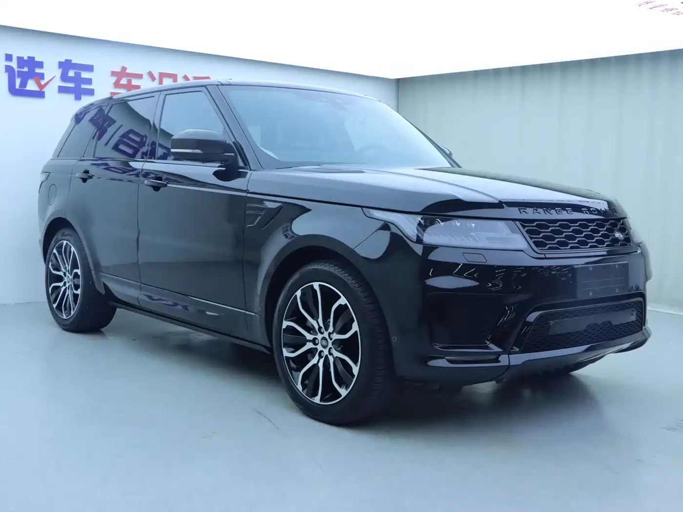 Land Rover Range Rover Sport 2022 3.0 L6 Gloss Black Edition фото 2