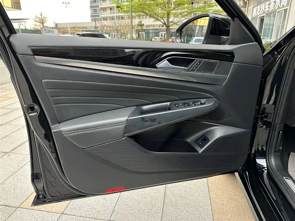 Volkswagen Passat 2023 Facelift 330TSI Starlight Luxury Edition фото 23
